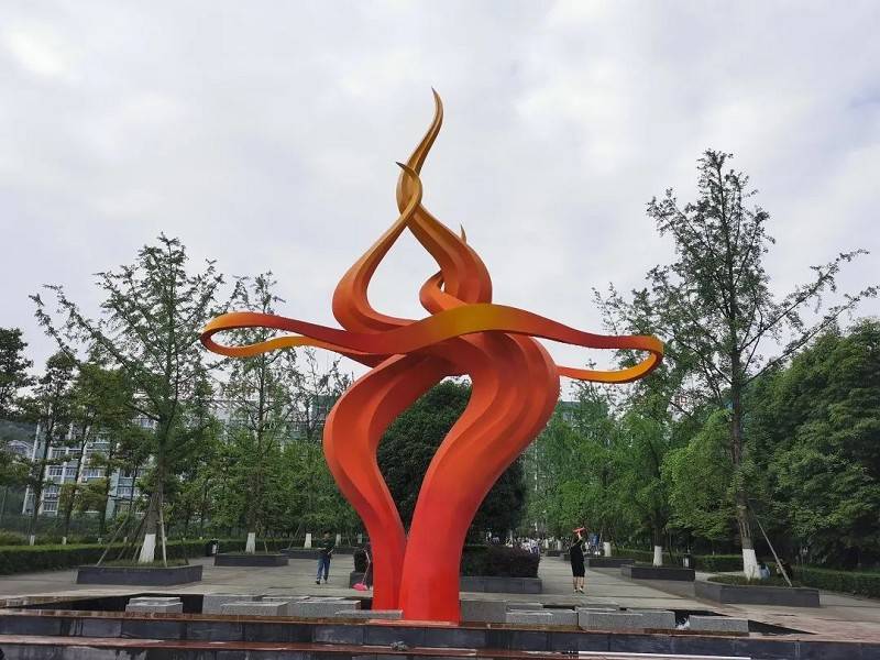 自贡盟员江毅制作主体雕塑 献礼民盟成立80周年