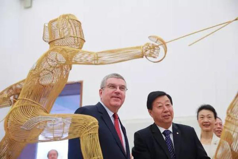 国际奥委会主席巴赫先生欣赏《搏击》雕塑，给予了高度评价